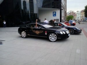 Bentley přijíždí