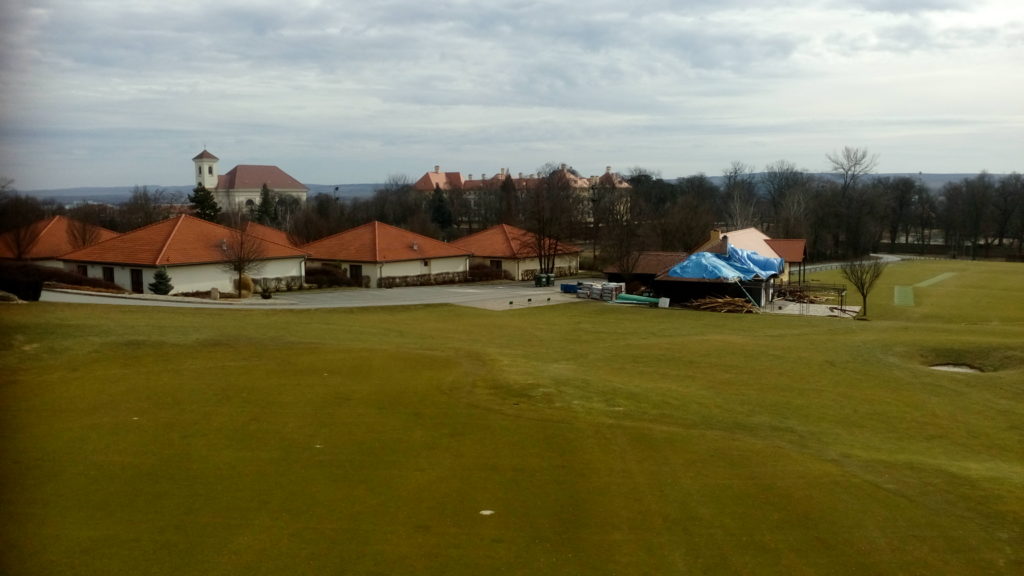 slavkovský zámek pohledem z věže na golfovém hřišti